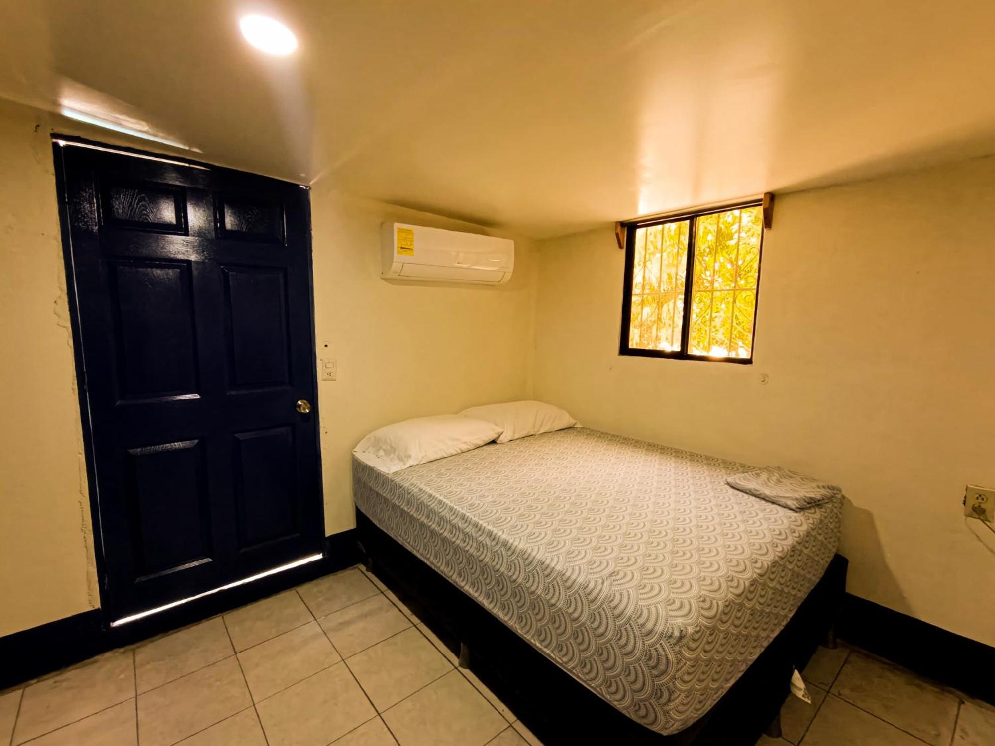 Hostal El Rio Леон Экстерьер фото
